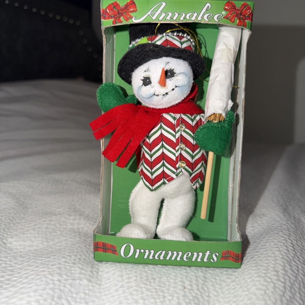 Annalee Classicโ Snowman Doll With Corn Cob Pipe Scarf & Broom 7.5" 2007